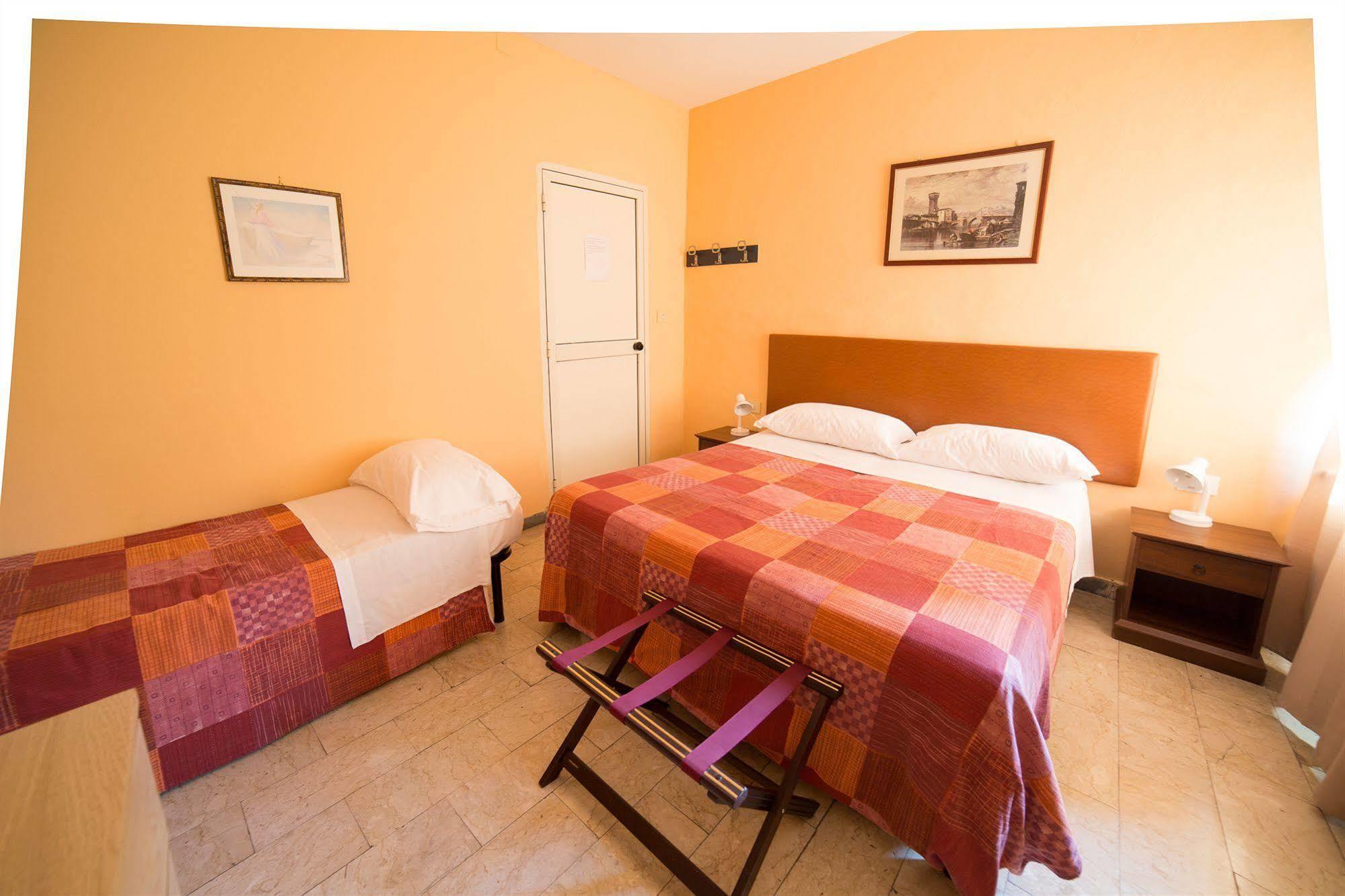 Hotel Le Rose Tivoli Terme Exteriör bild